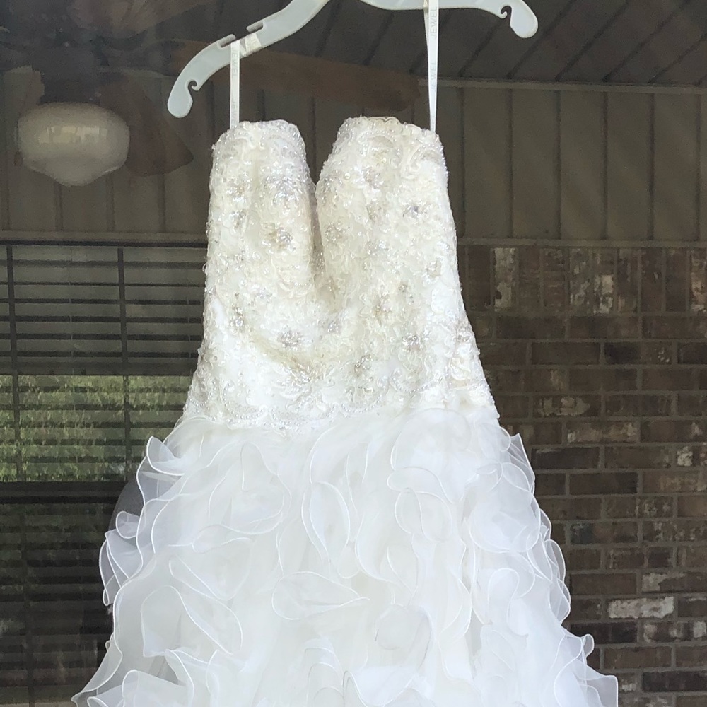 Beautiful/strapless David’s Bridal wedding dress!